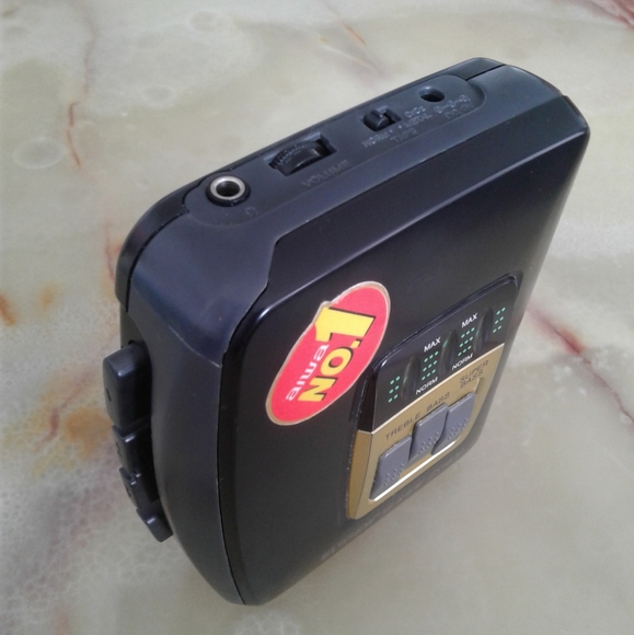 Aiwa HS-GS142G SUPER BASS Stereo Cassette Player Walkman Japan tested working - Picture 5 of 6